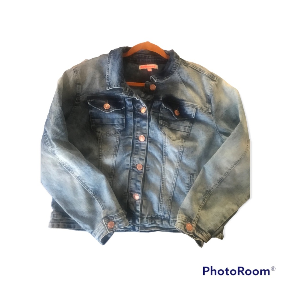 STYLISH DENIM TRUCKER JEAN JACKET